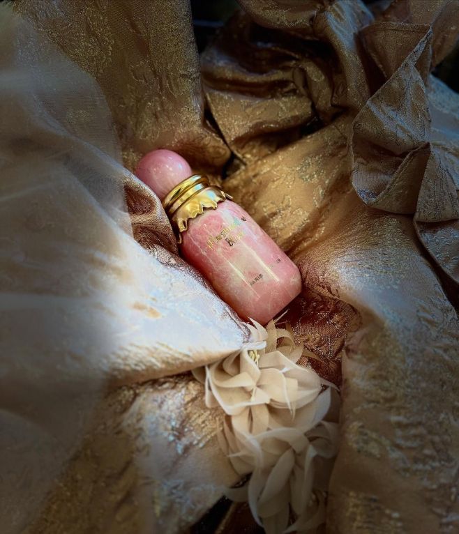 Všude kolem listí 🍁, sychravo 🌬️⛈️, ale ty máš chuť na něco sladkého? 🍬🍭 MARSHMALLOW BLUSH - vanilka ve spojení s jahodou...